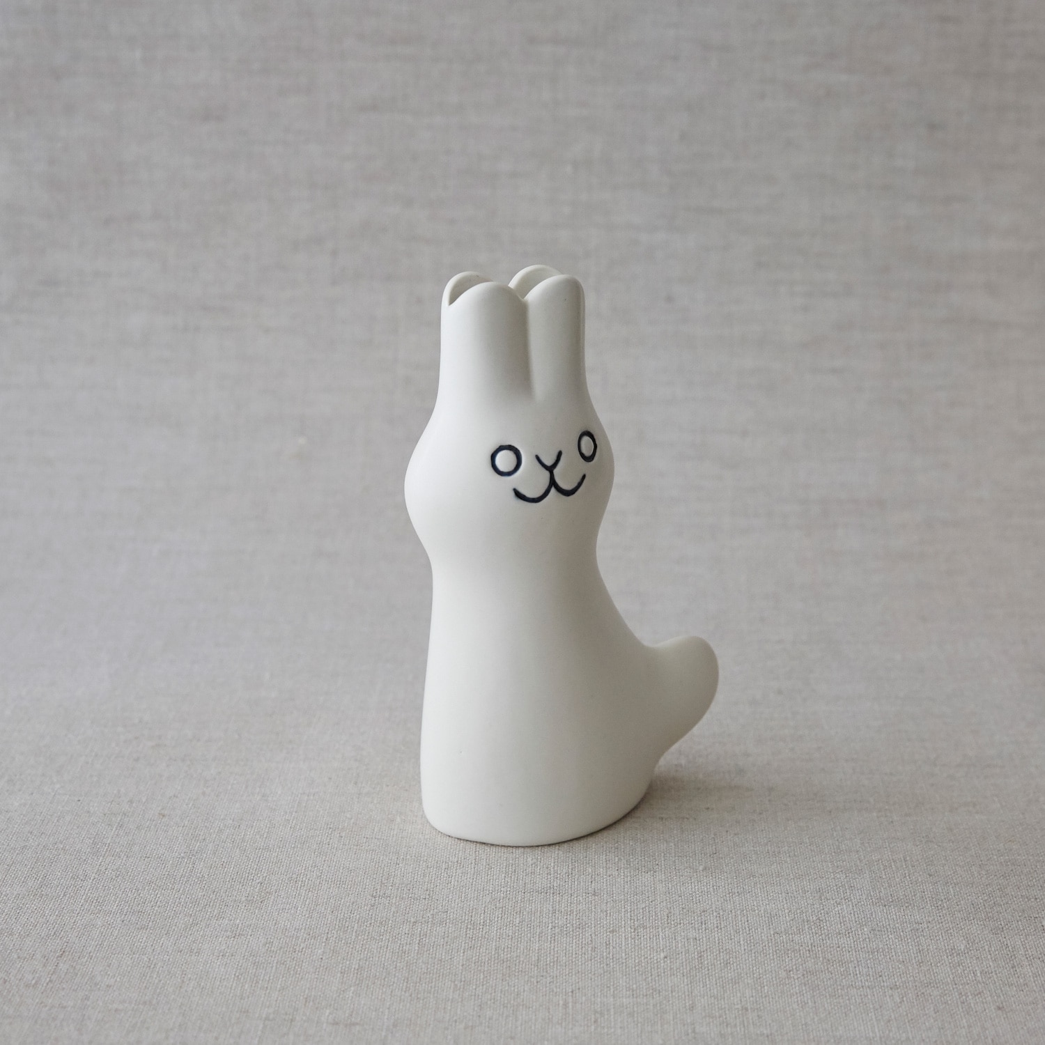 定番品】En Liten Van Rabbit White｜陶芸・ガラス作品｜IDEE SHOP Online