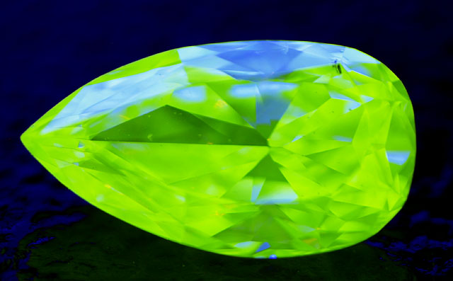 蛍光性がミディアム・イエローイッシュ・グリーン 】 天然ダイヤモンド