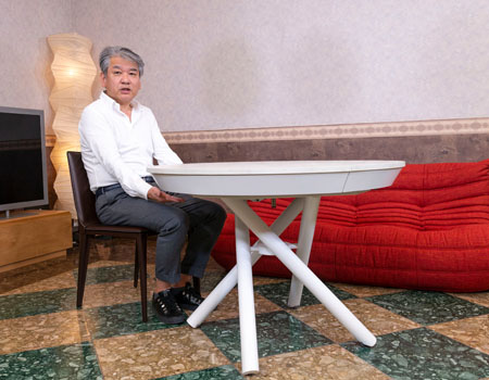 椅子を選ばないフレシキブルなイタリア製伸長式昇降テーブル | 住賓館