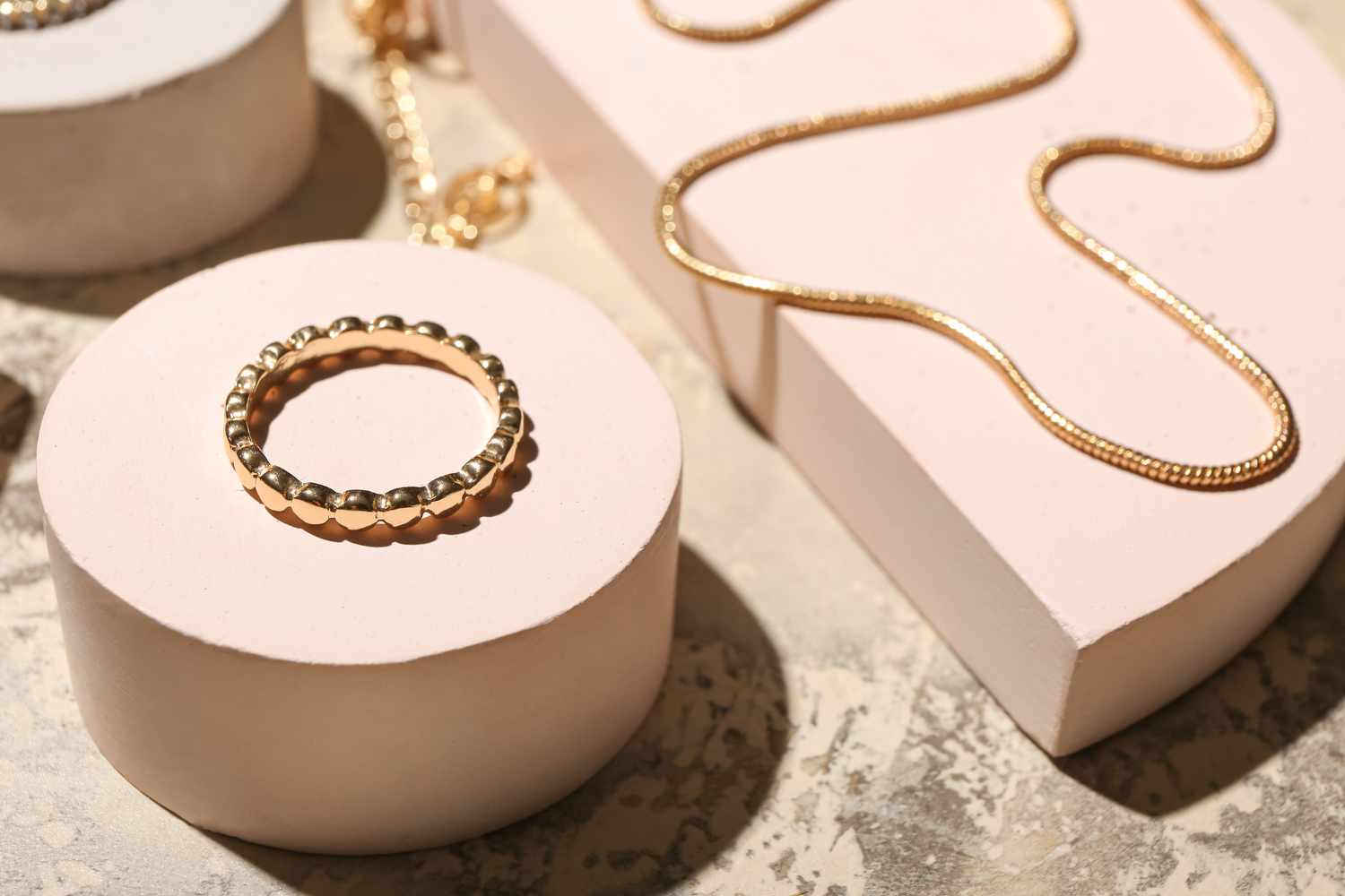 金製品に磁石がくっつく理由とは？偽物を見分ける方法もご紹介