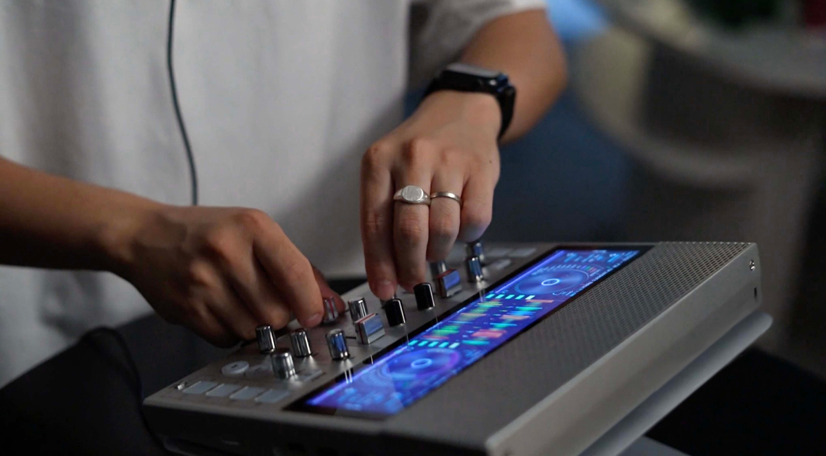 ミューシグナル FJ1｜バッテリー＆スピーカー内蔵のDJコントローラー