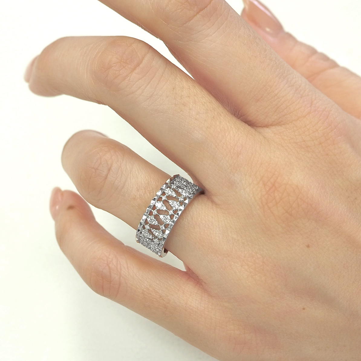 レース透かしが魅力のK18WGダイヤモンドリング｜ルピナス