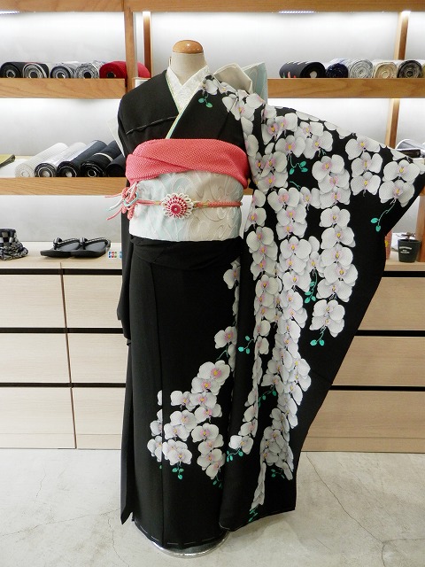 黒地に胡蝶蘭が描かれた手描き友禅のモダンな振袖。 東京友禅 菅有鬼一