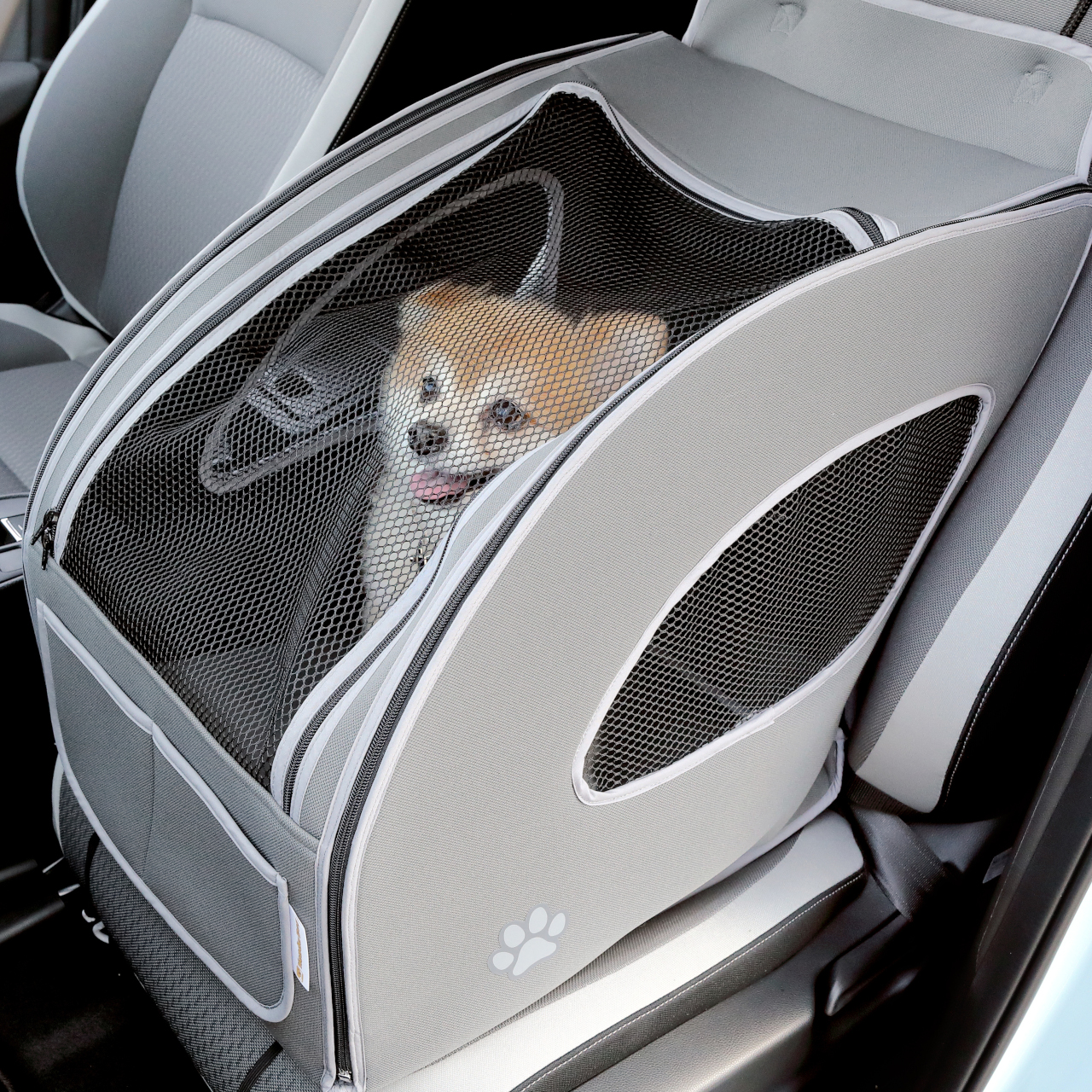 愛犬と安全なドライブを！ 助手席にも取り付けられる「ペットシート