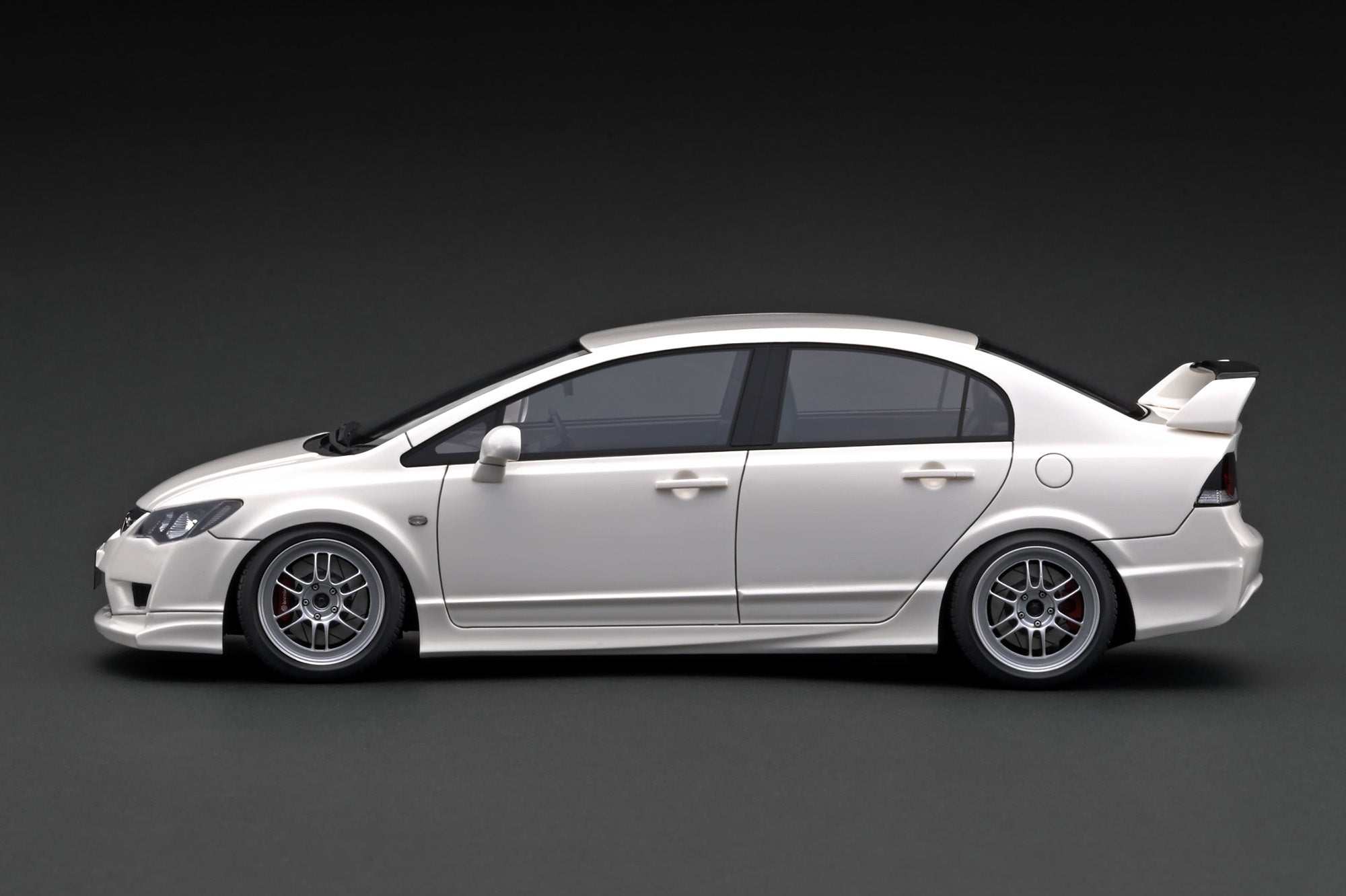 Ignition Model 1:18 Honda Civic (FD2) Type-R in White with Engine