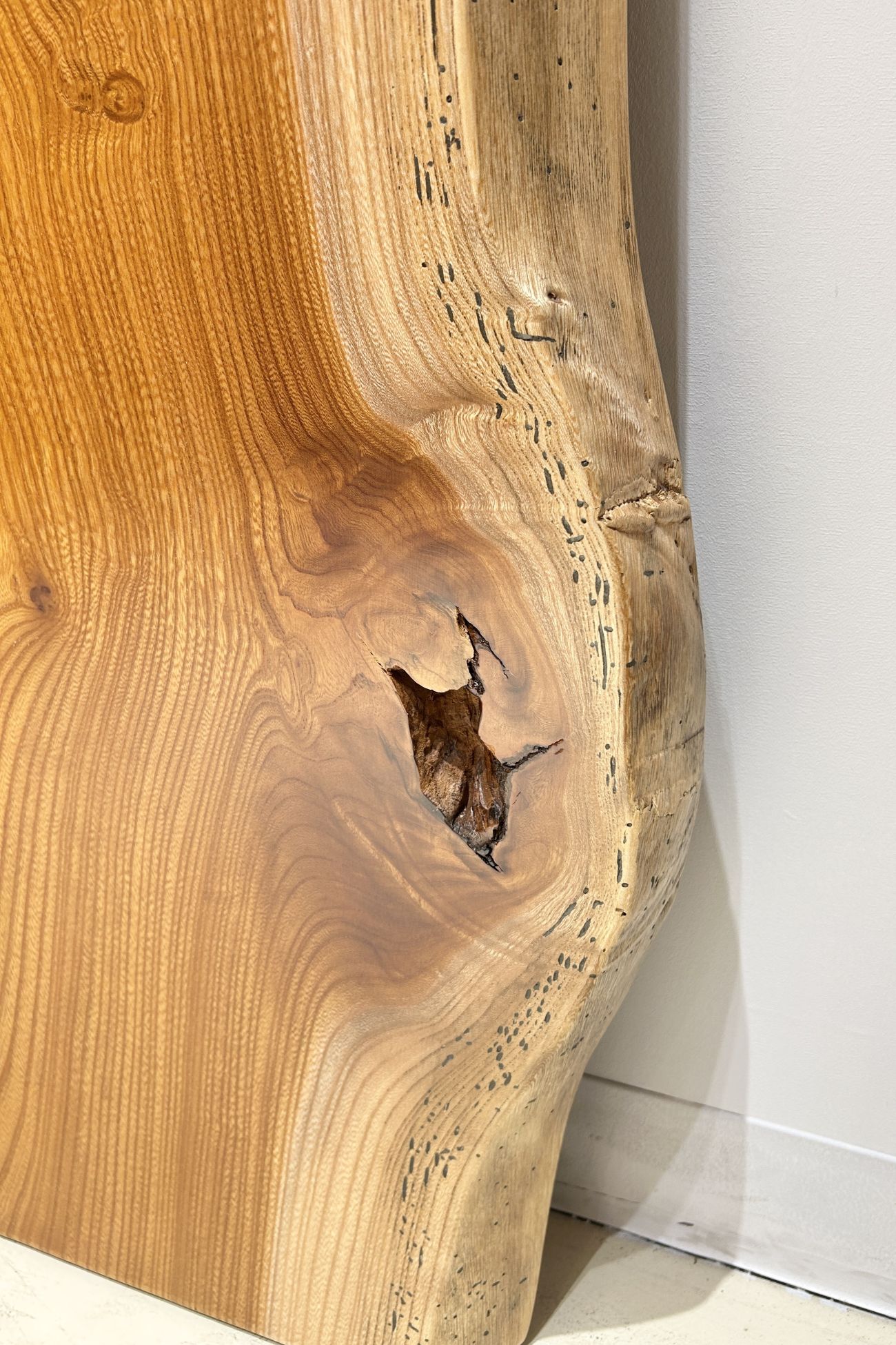 天然木 東京 新宿 東五軒町展示 モンキーポット材 一枚板 テーブル用天