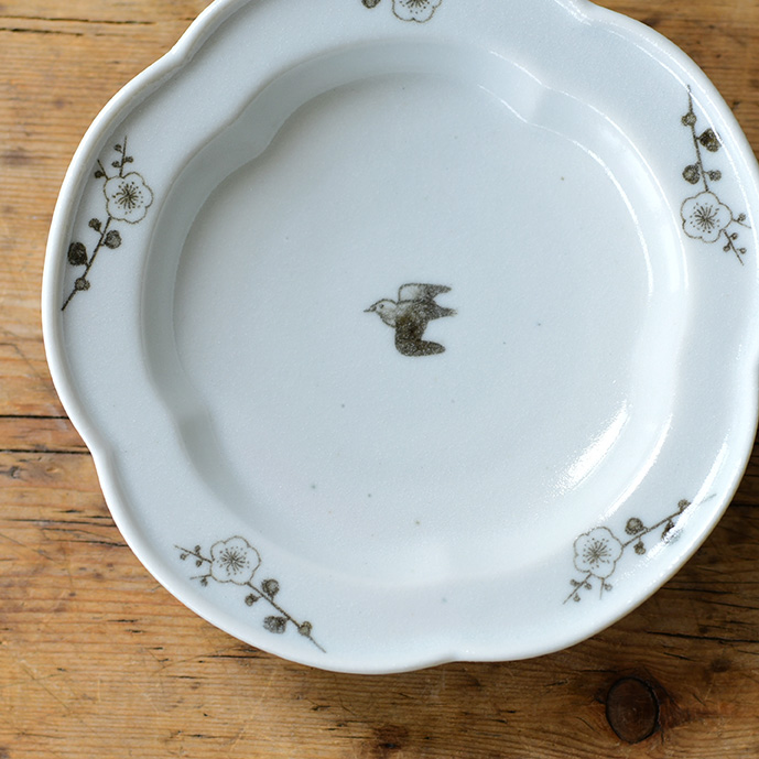 レコメンド :: 植物モチーフの器 :: 梅花 6寸皿 - マルミツウェブ