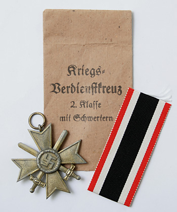 WWII ドイツ軍、剣付き第二級戦功鉄十字章（リボン＆袋付き）/