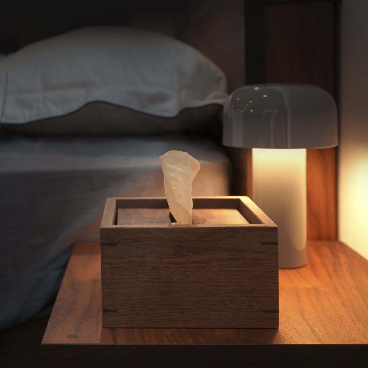 置くスペースを選ばないハーフサイズのティッシュボックスで、ホテル