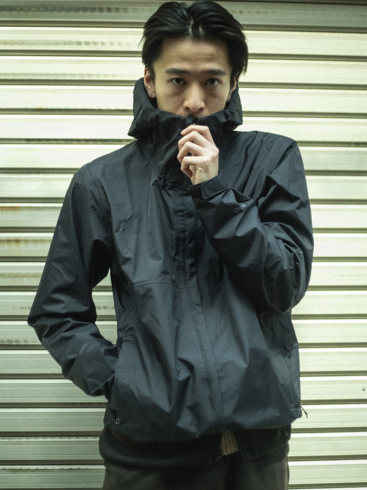 おしゃれな人は「パタゴニア」の定番ジャケットの黒をどう着る？ 雨の