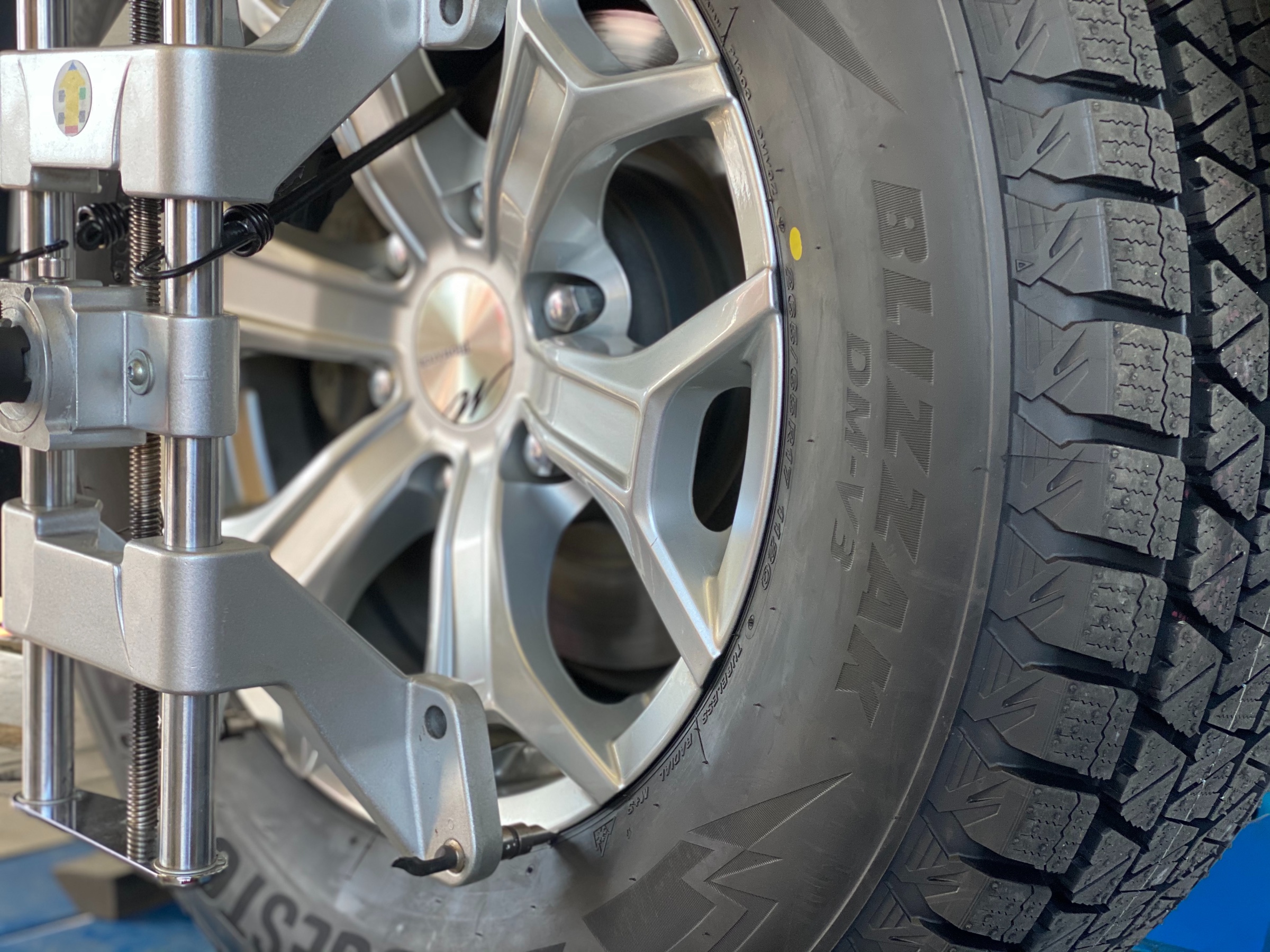 プラド150さんにSUV専用スタッドレスタイヤ「ブリザックDM-V3