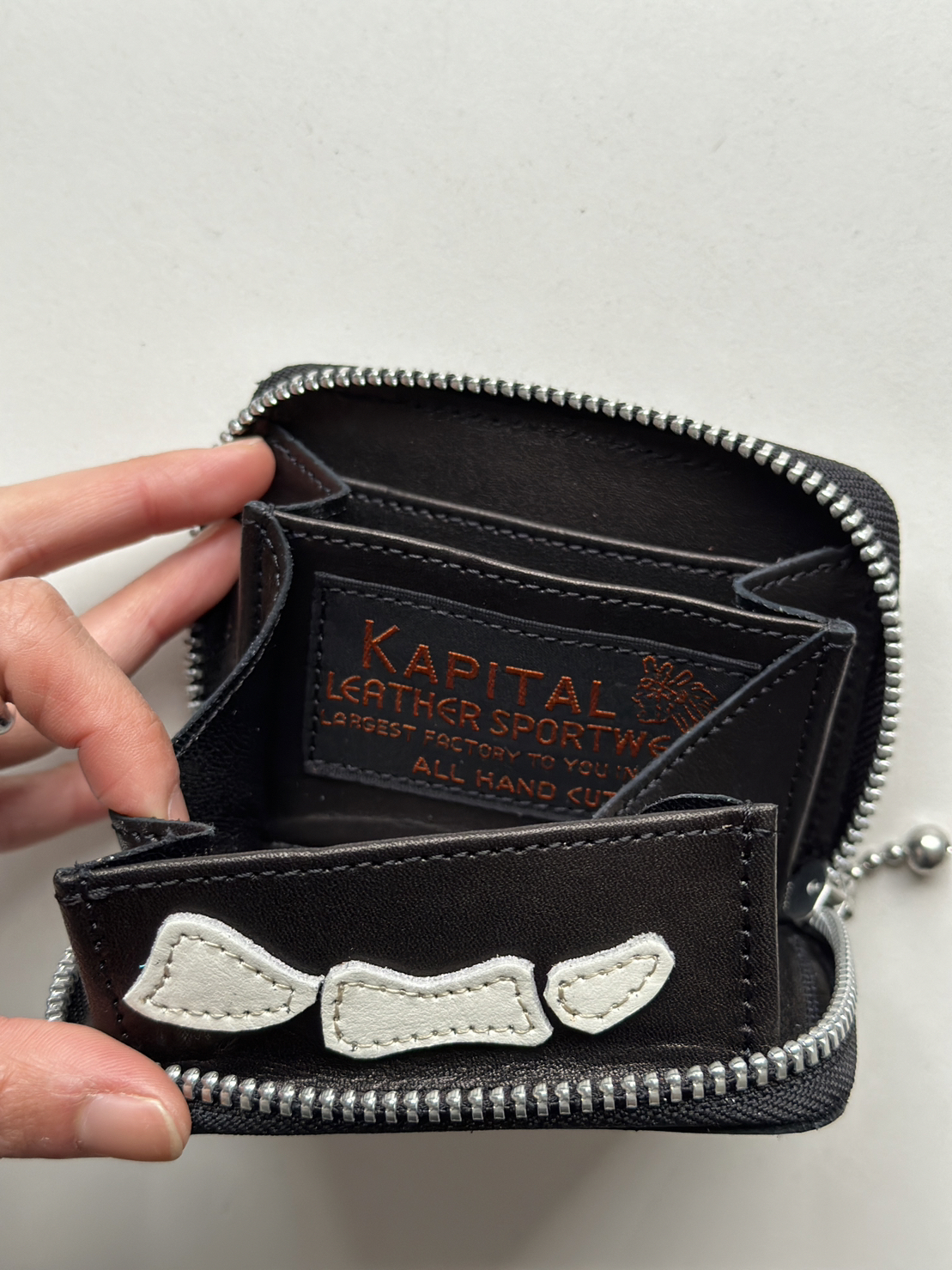 KAPITAL (キャピタル) THUMBS UP BONE HAND ZIP ミニウォレット