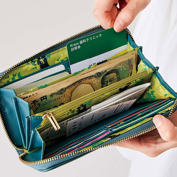 幸福のハチワレ猫と華やかミモザで運気がアップしそうな、型押し長財布