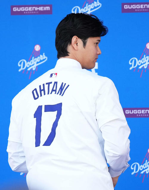 写真特集】大谷翔平がドジャース入団会見、冒頭に背番号「17