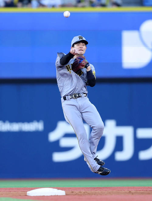 阪神】中野拓夢の広すぎる守備範囲 驚異のスピードと堅実さで菊池涼介