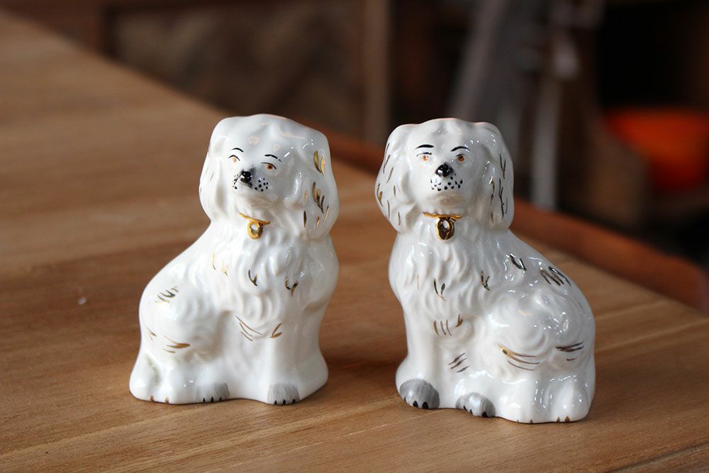 アンティークスタッフォードシャープードル 親子 犬の陶器フィギュリン