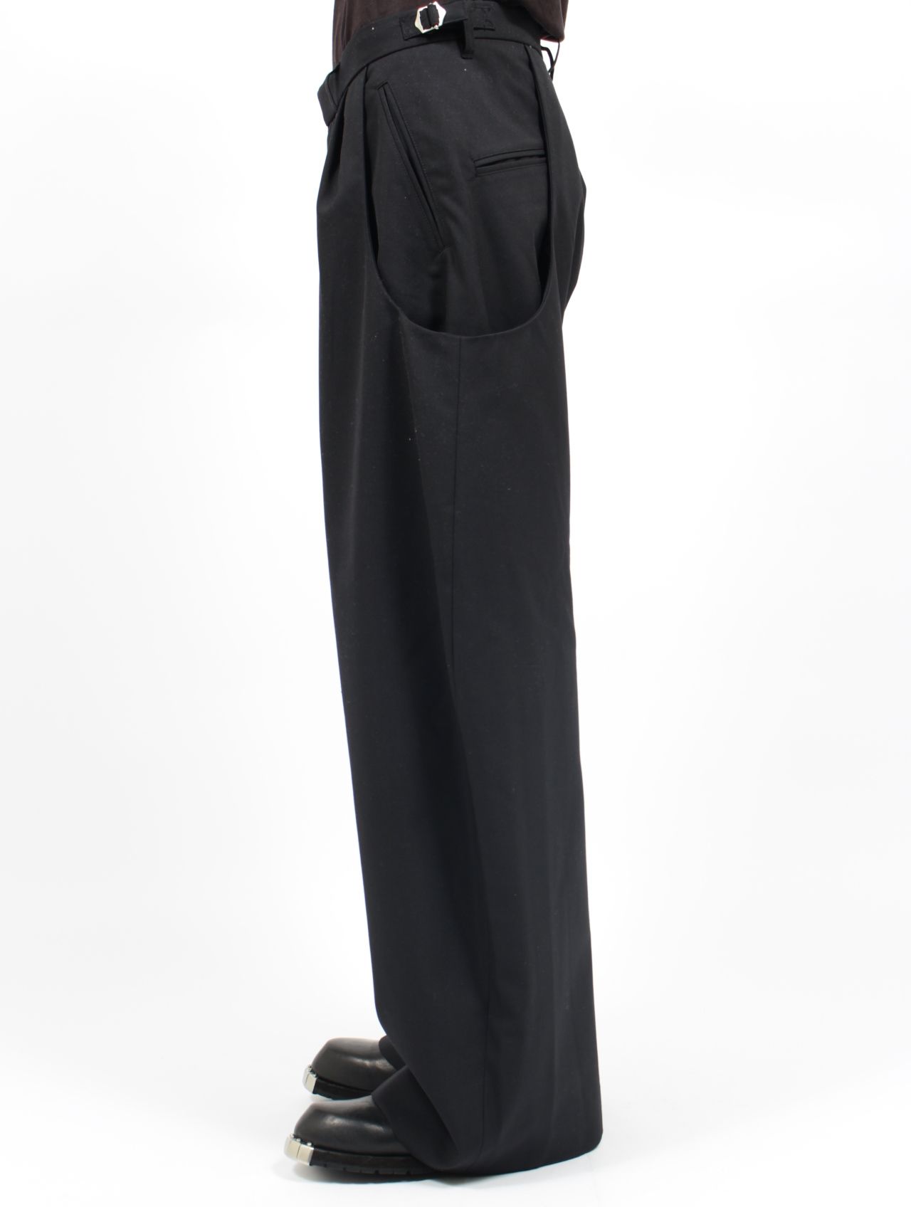 NVRFRGT - 【25AW】 カーブド レッグ ユーティリティ トラウザーズ