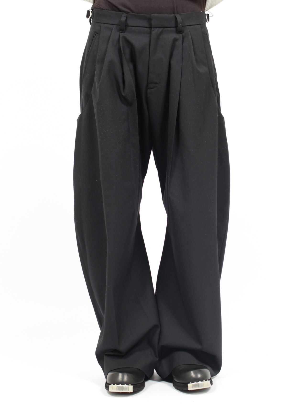 NVRFRGT - 【25AW】 カーブド レッグ ユーティリティ トラウザーズ