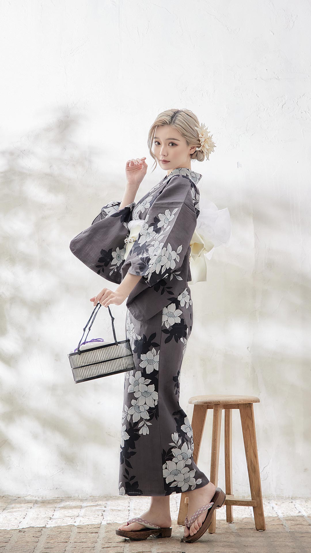 即日発送】【浴衣】クラシカルグレーの百合浴衣 【浴衣3点セット 浴衣