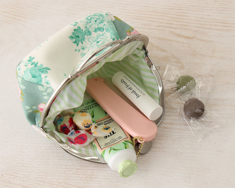 みるくみるく窓口 「絞りたて苺のがま口ポーチ」 みるくみるく様専用