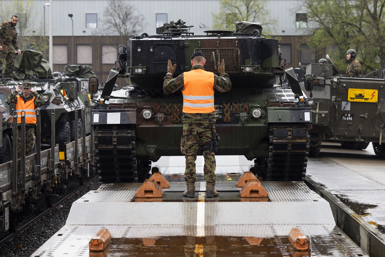 スイス軍がオーストリアで軍事訓練、中立性に違反しない？ - SWI