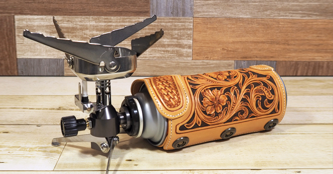 CB缶カバー：レザーカービングで仕立てたCB缶カバー。拘りのキャンプ