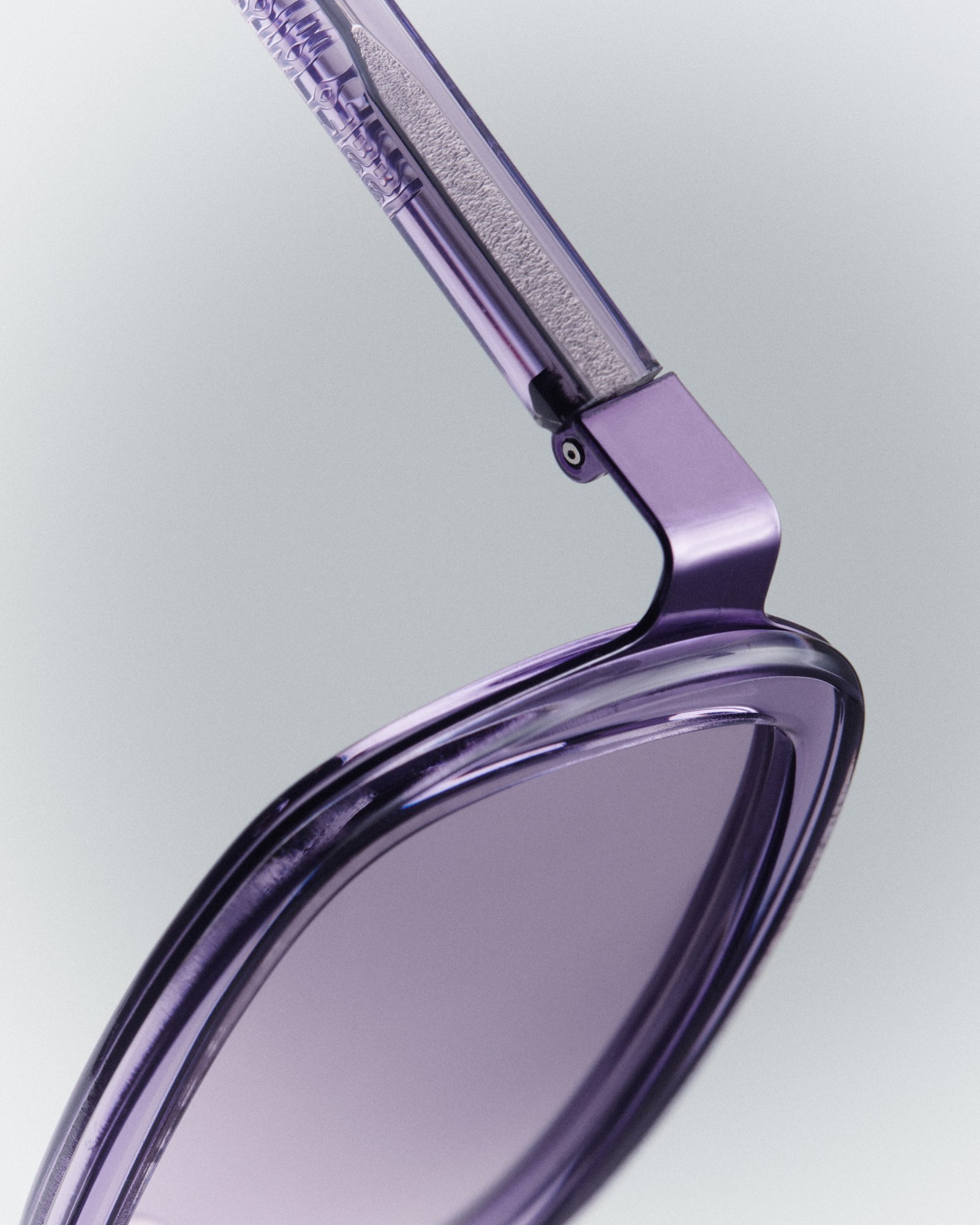 イッセイ ミヤケ アイズから、セルとメタルの異素材を組み合わせた新