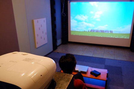 リビングに相性抜群のフルHDプロジェクター、エプソン「EH-TW6700W」を