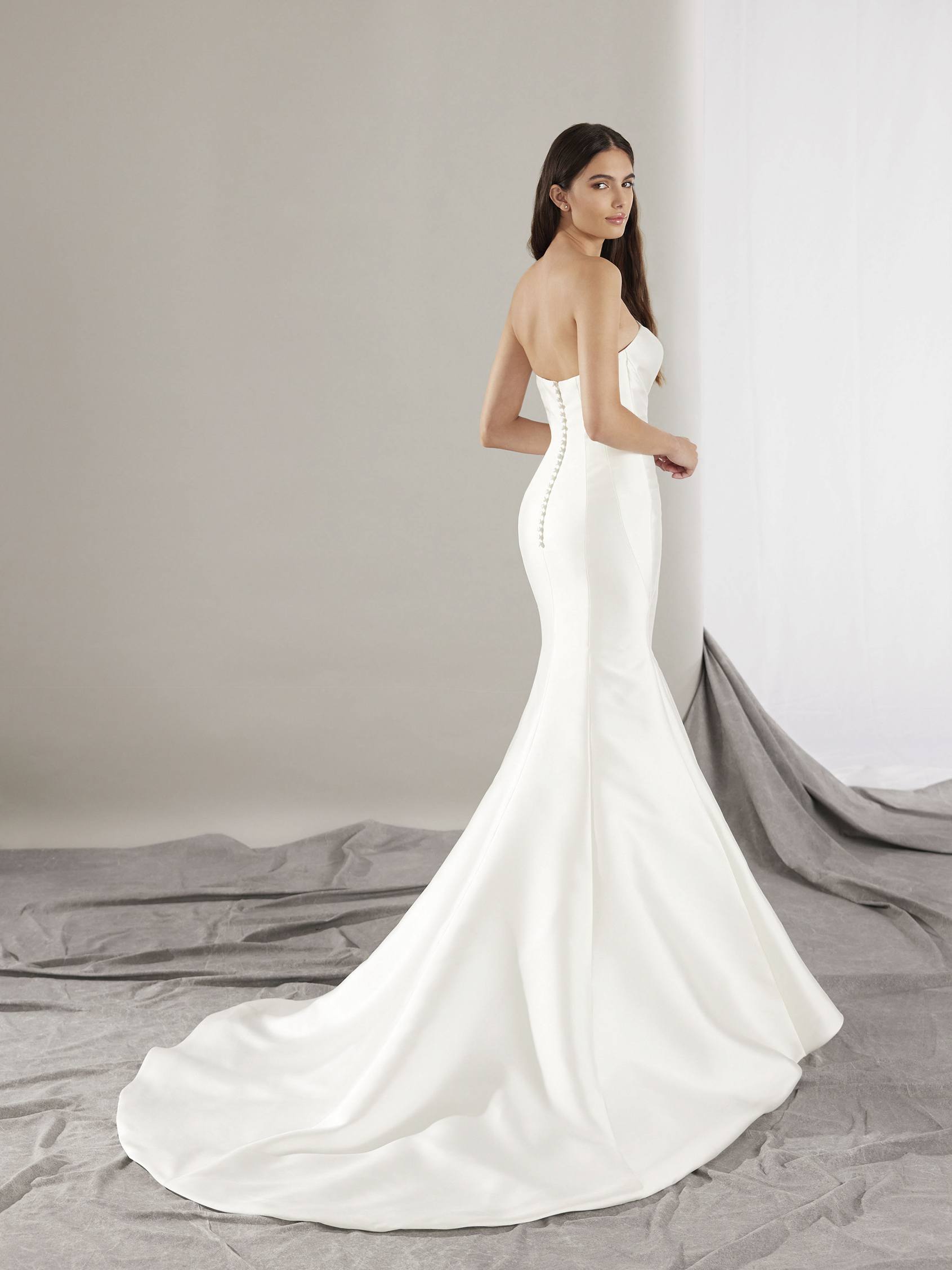 DALVIR | Mermaid wedding dress with a strapless neckline | Pronovias