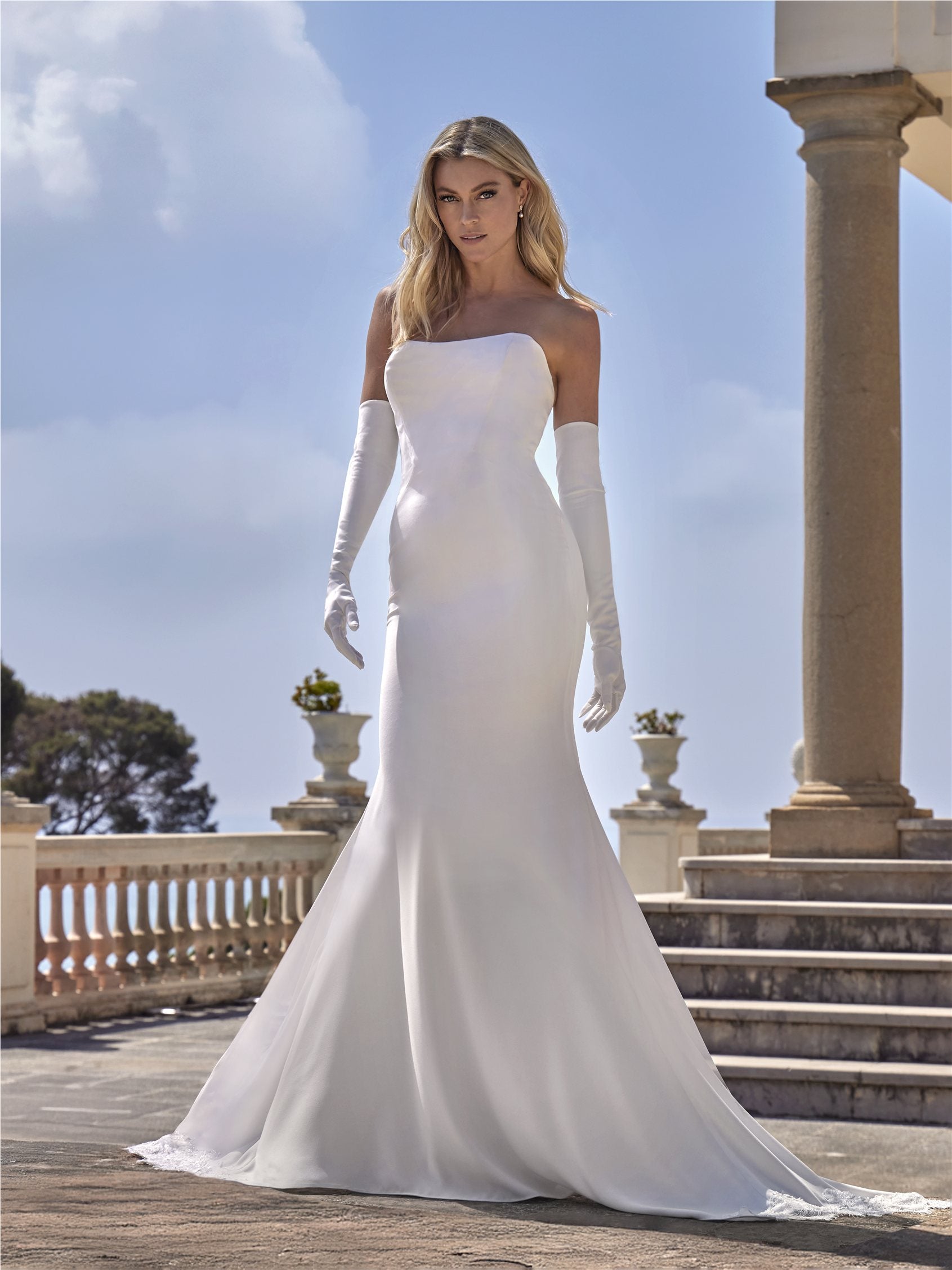 DULCIE | Mermaid wedding dress with V neck | Pronovias