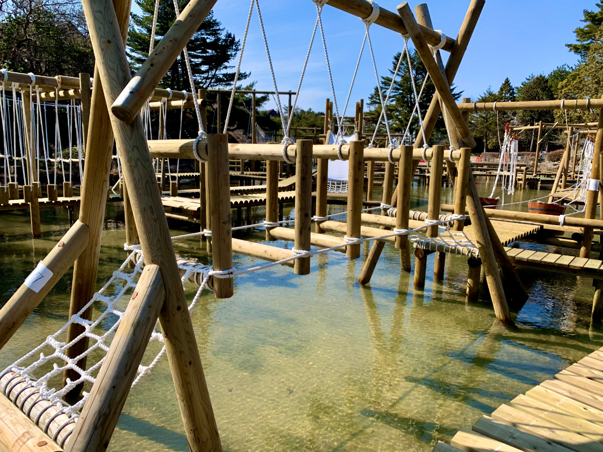 かくかくシカク 四角い木枠 | 水上アスレチック |【日本最大級】六甲山