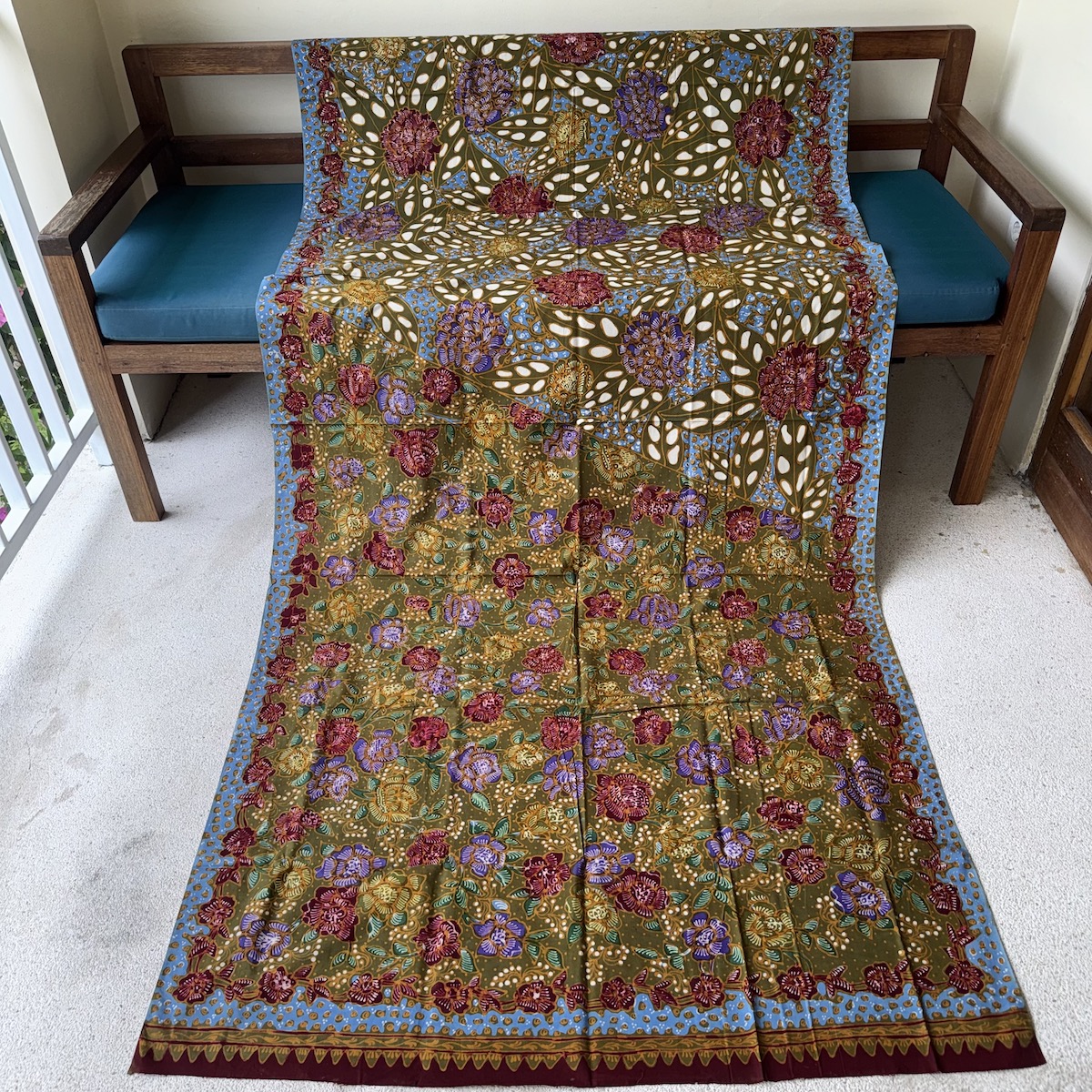 バティック（ジャワ更紗・綿100%・手描き/手染め） (NRA946-050)