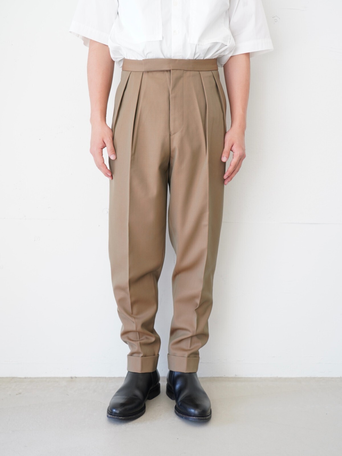 2アウトプリーツベルトレススラックス (ウールソラーノ) - コロン