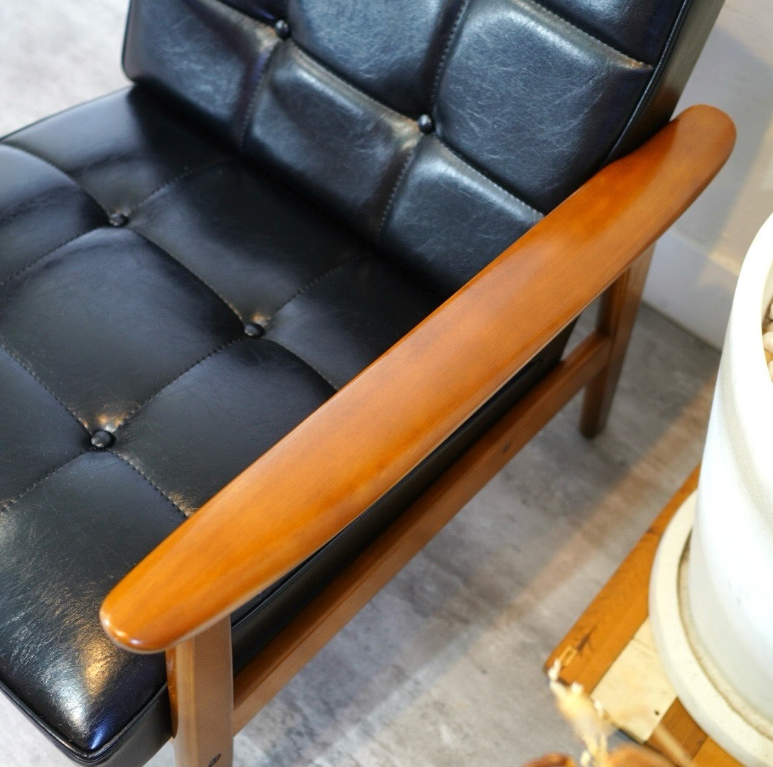 カリモク60 / karimoku Kチェア スタンダードブラック アームソファ 1