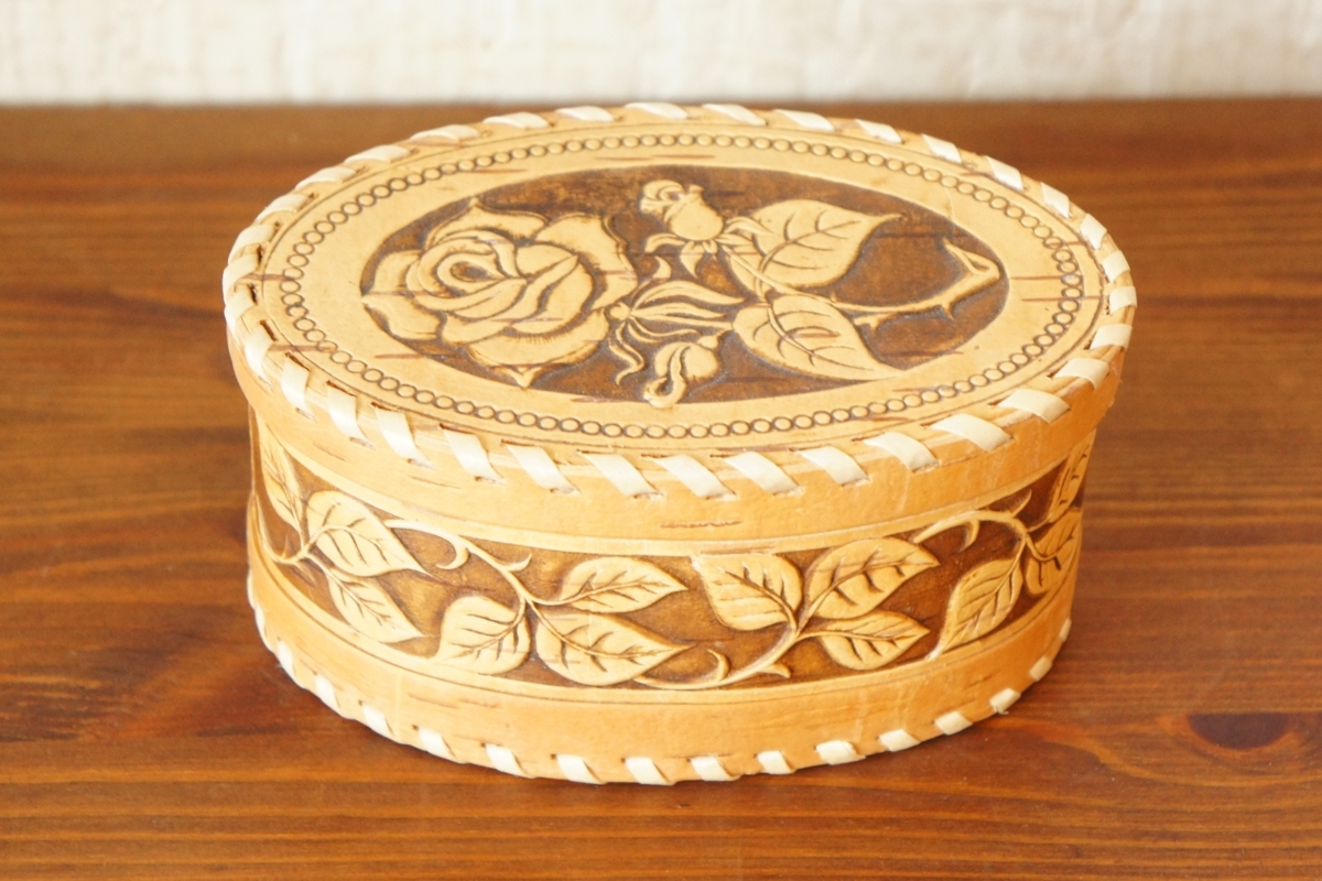 白樺工芸 ベレスタ 縁かがり楕円形小箱＜バラ＞ /12.5×9cm×高さ6.5cm