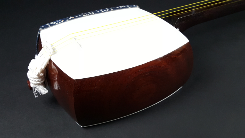 希少】民謡三味線 中棹 紅木 正寸 2本溝 丸打胴 皮やぶれ