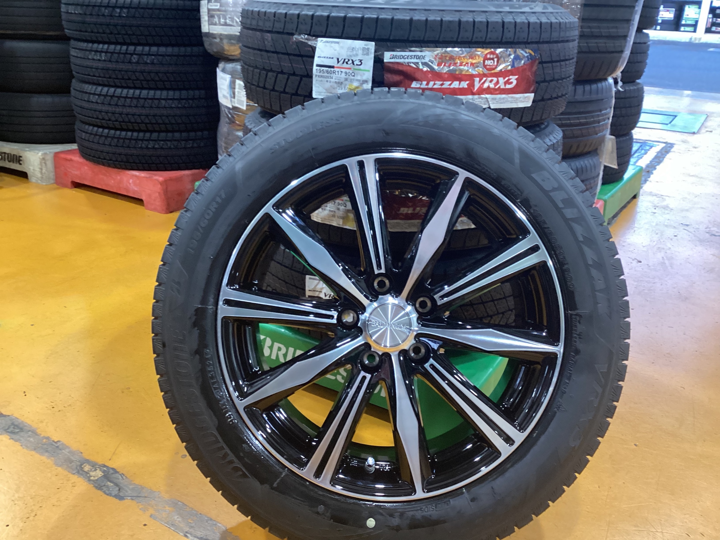 新型プリウスにスタッドレスタイヤのご注文をいただきました！ | 店舗