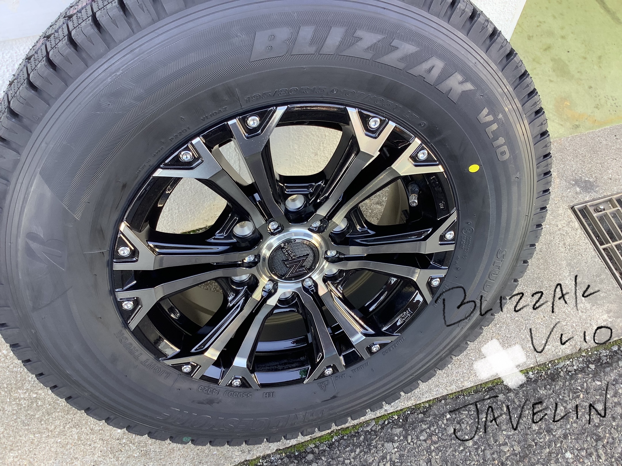 トヨタ：ハイエース】スタッドレスタイヤ・ホイールセット | 店舗お