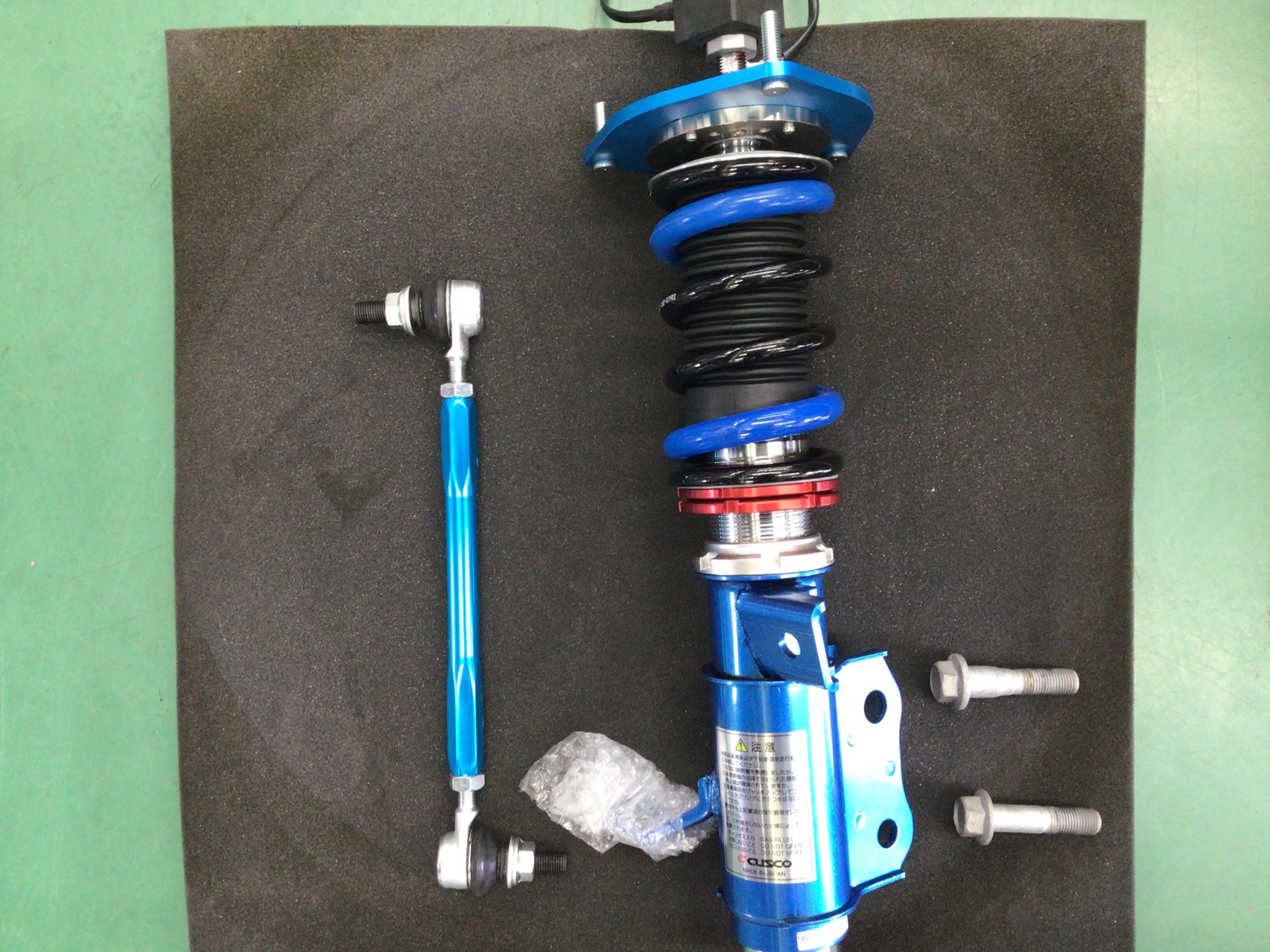 足廻り交換作業（クスコ ストリートZERO A） トヨタ・86 | 店舗お