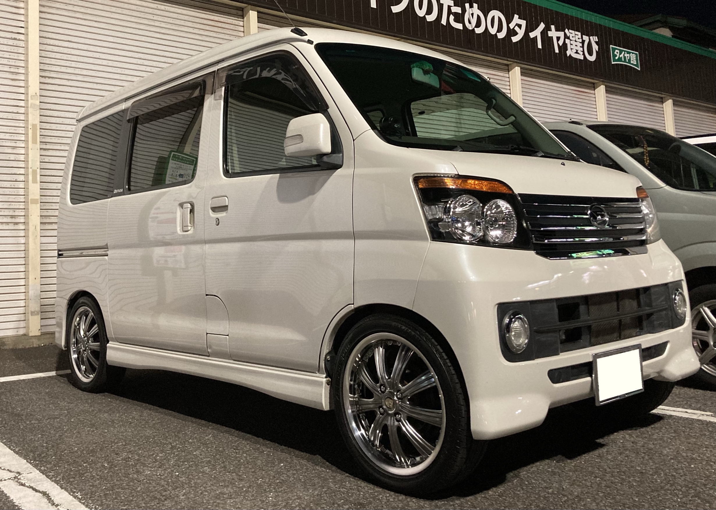 ダイハツ・アトレーワゴン・】ホイールが引き立つローダウン！TEIN車