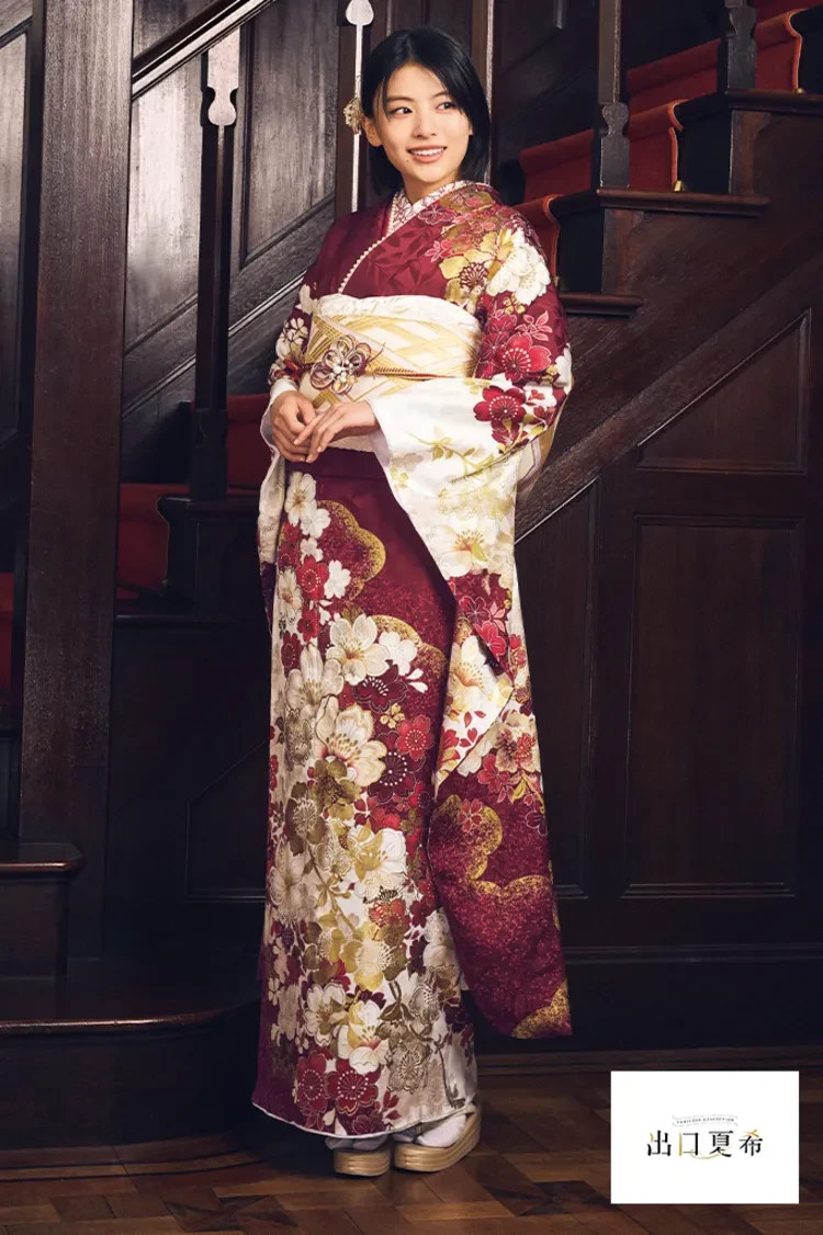エンジの振袖｜成⼈式の振袖レンタルならTAKAZEN、世界⼀かわいい