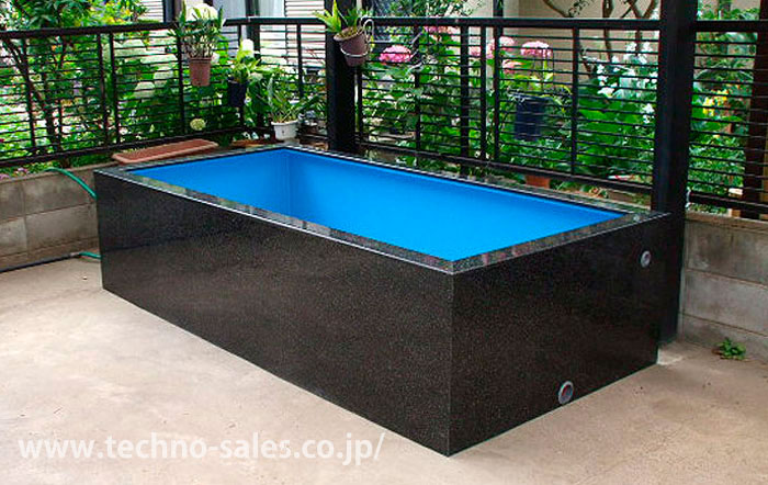 錦鯉の美しさが抜群に映える｜規格FRP大型水槽｜テクノ販売株式会社