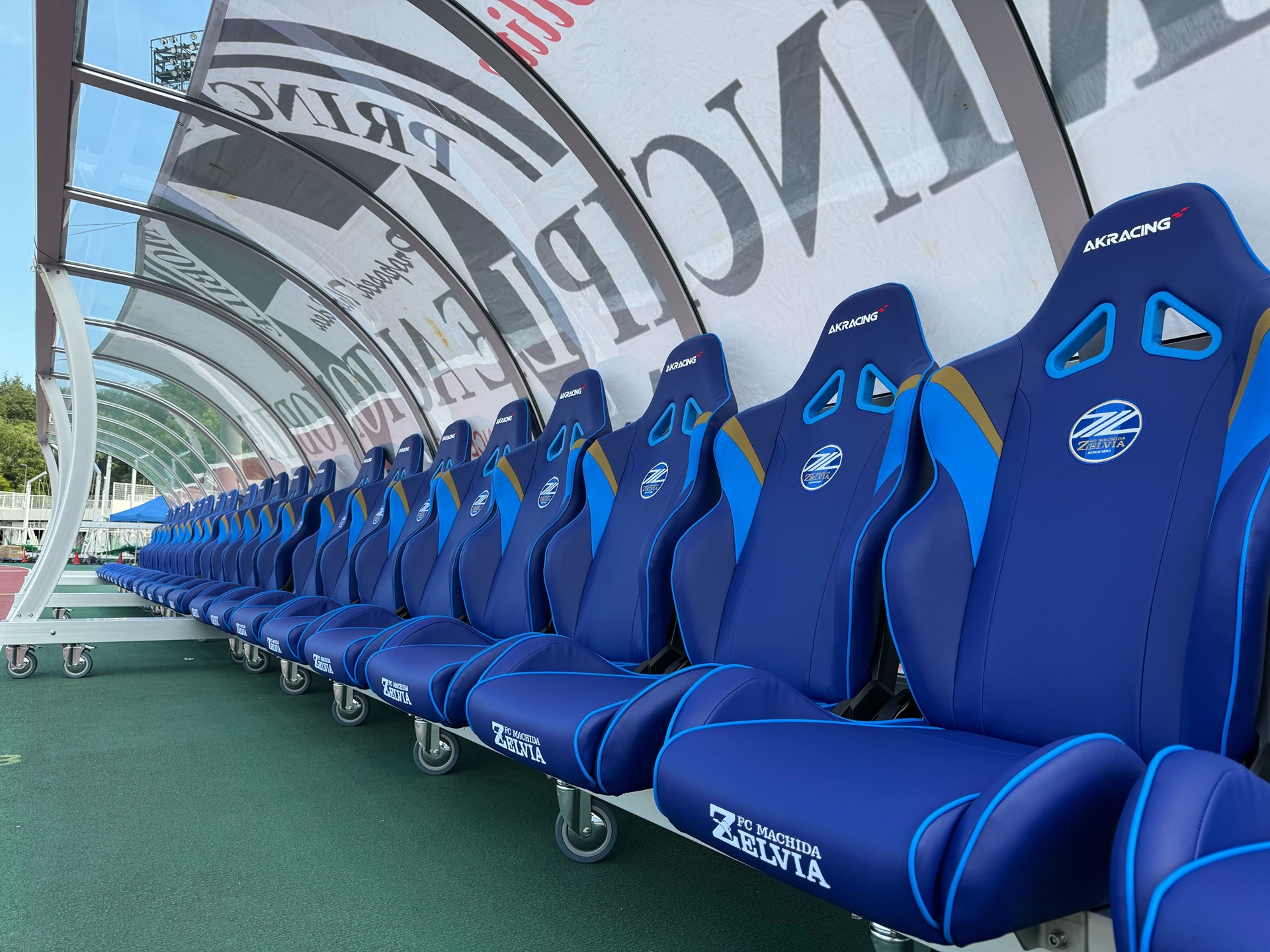 AKRacing製 選手用ベンチシートを Jリーグ FC町田ゼルビアのホーム