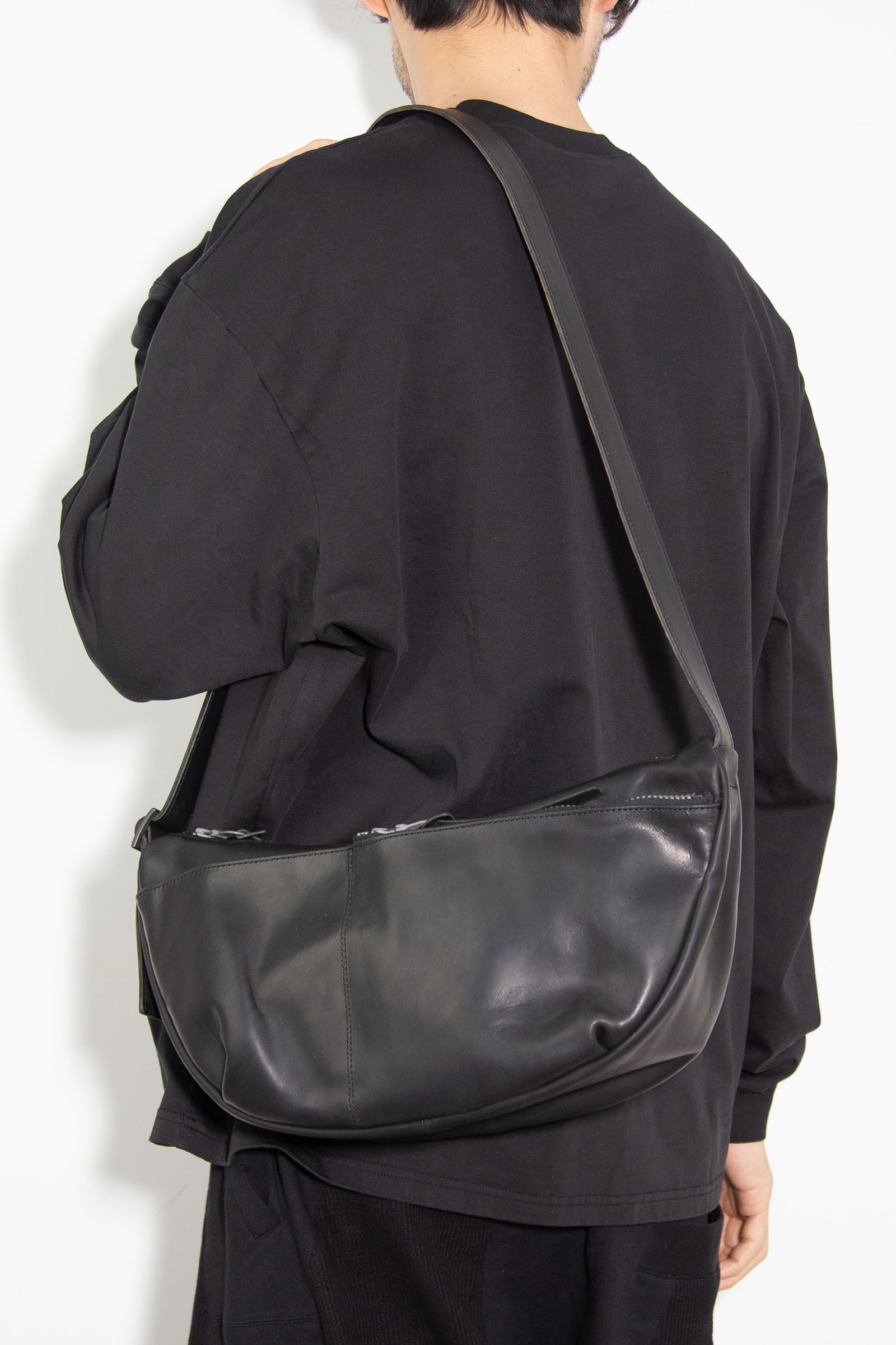 ISAMU KATAYAMA BACKLASH - GUIDI CALF SHOULDER BAG / ブラック | Tempt