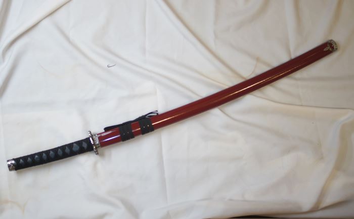 木製鞘付き日本刀・赤茶塗装 銀鍔（銀色金具） - 横浜中華街天宝堂本店