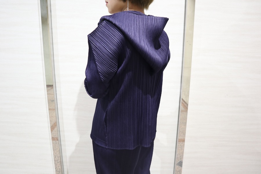 PLEATS PLEASEよりプリーツパーカーとバックジッププリーツスカートが