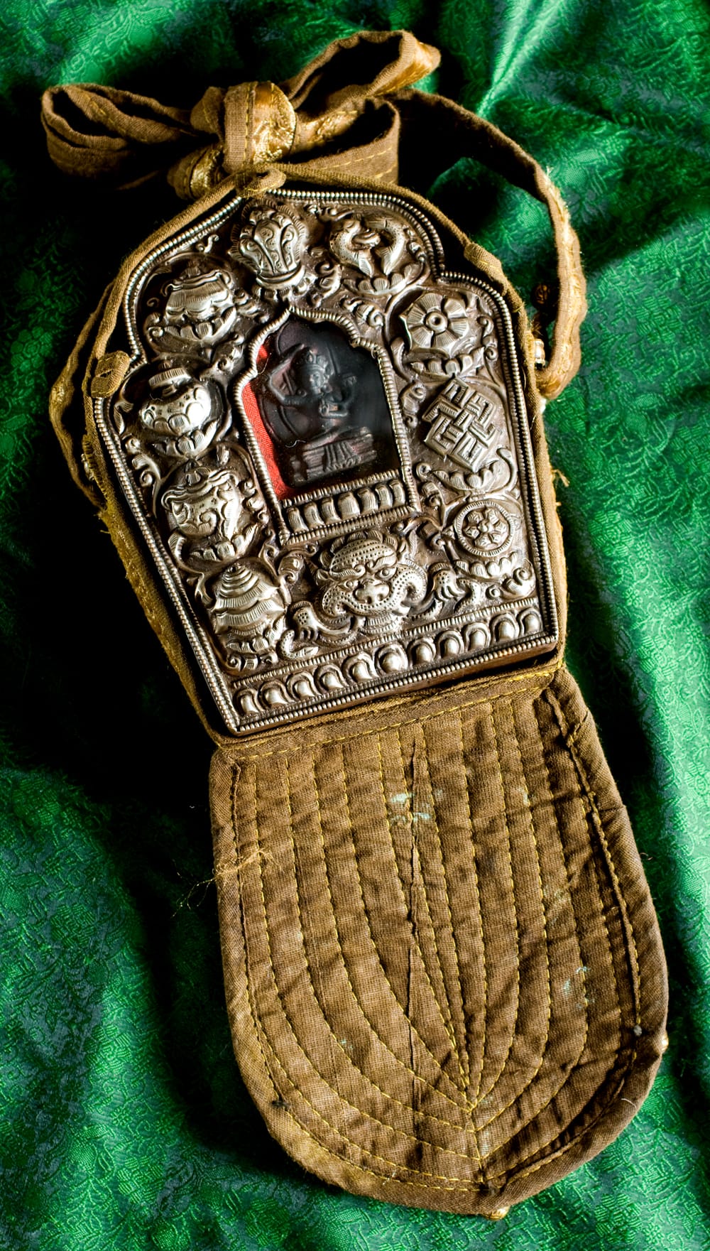 持ち運びができるチベット仏教の仏壇 ガウ（大） の通販[送料無料