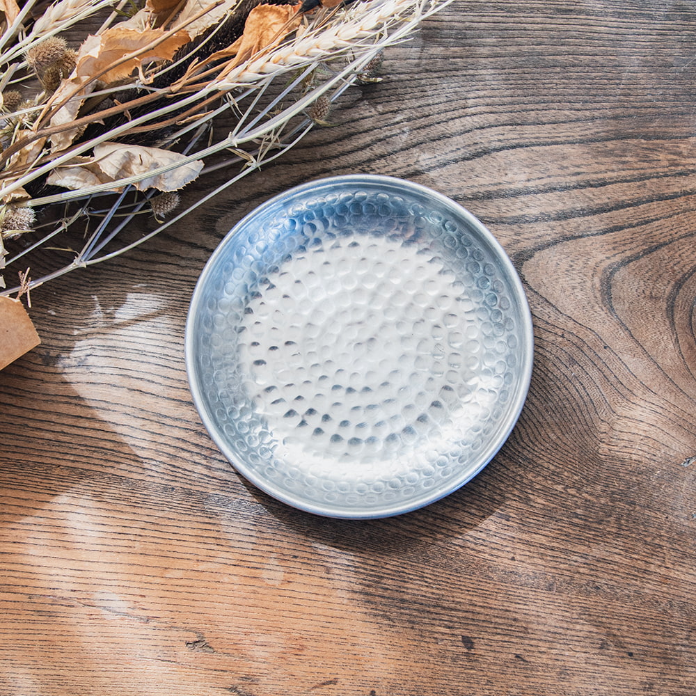 槌目仕上げのラウンドターリー アンティーク調のアルミ皿 小皿 直径