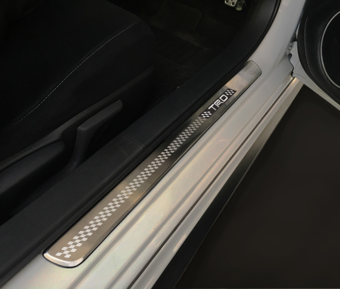 TRD新商品案内 | 「TOYOTA86」用 ドアスカッフプレート(LED付)発売の