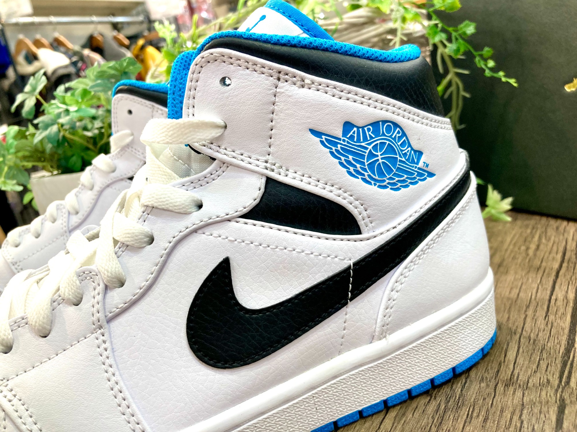 NIKE Air Jordan(エアジョーダン) 1ミッドスニーカー 